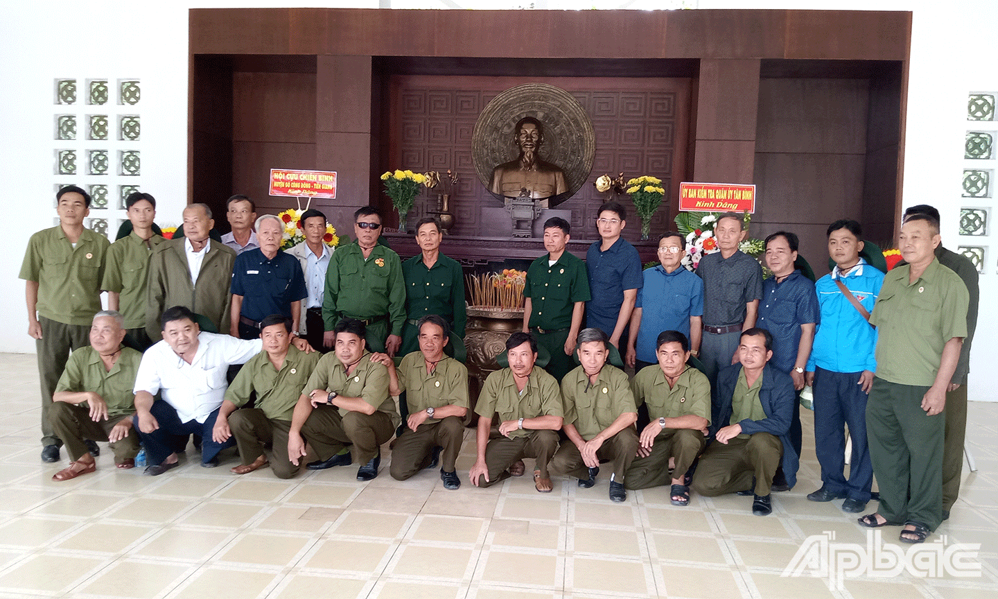 Đoàn-chụp-ảnh-lưu-niệm-tại-nhà-tưởng-niệm-của-khu-di-tích-Trung-ương-Cục-miền-Nam