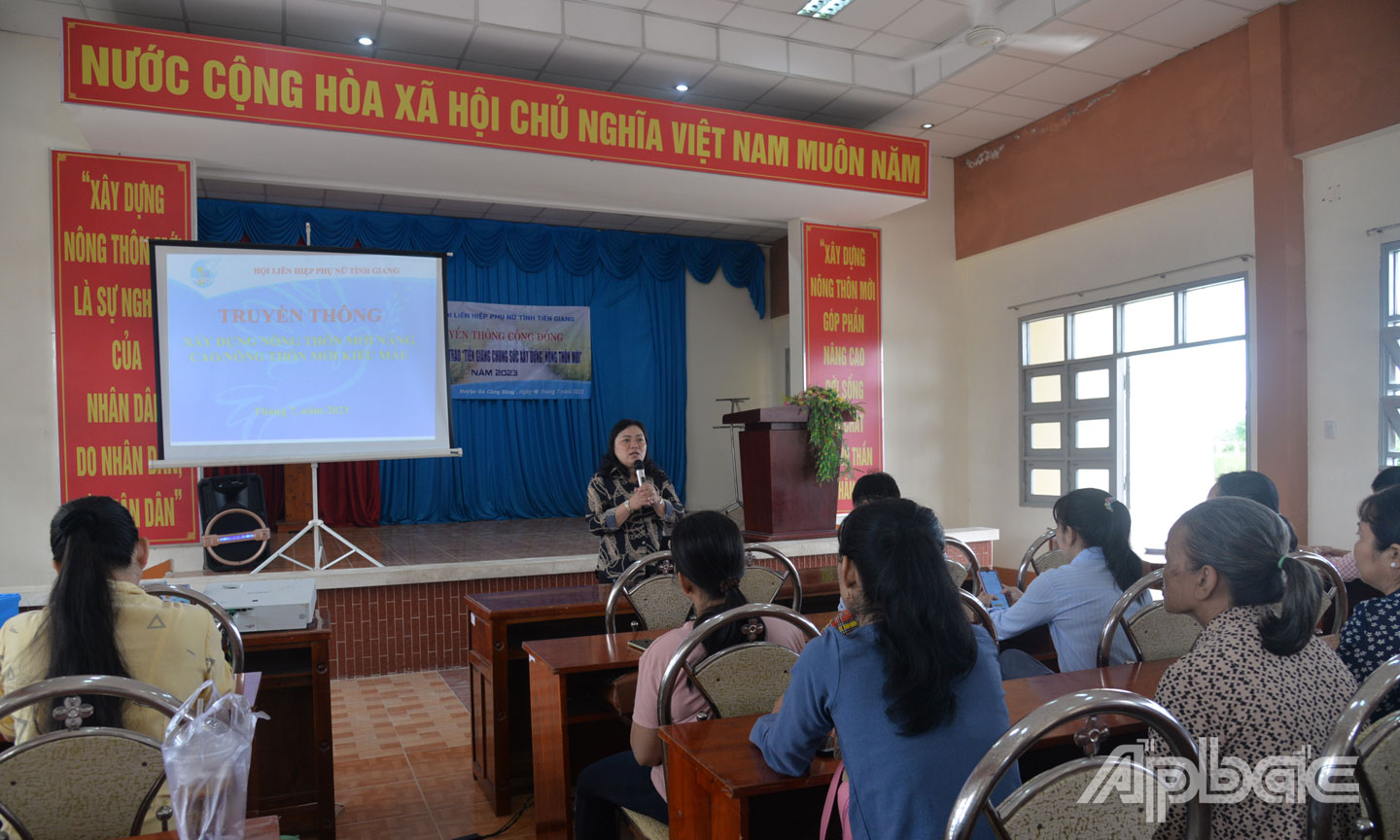 Phó Chủ tịch Hội LHPN tỉnh Đặng Thị Ngọc Điệp truyền thông cộng đồng đến chị em phụ nữ về các nội dung xây dựng NTM