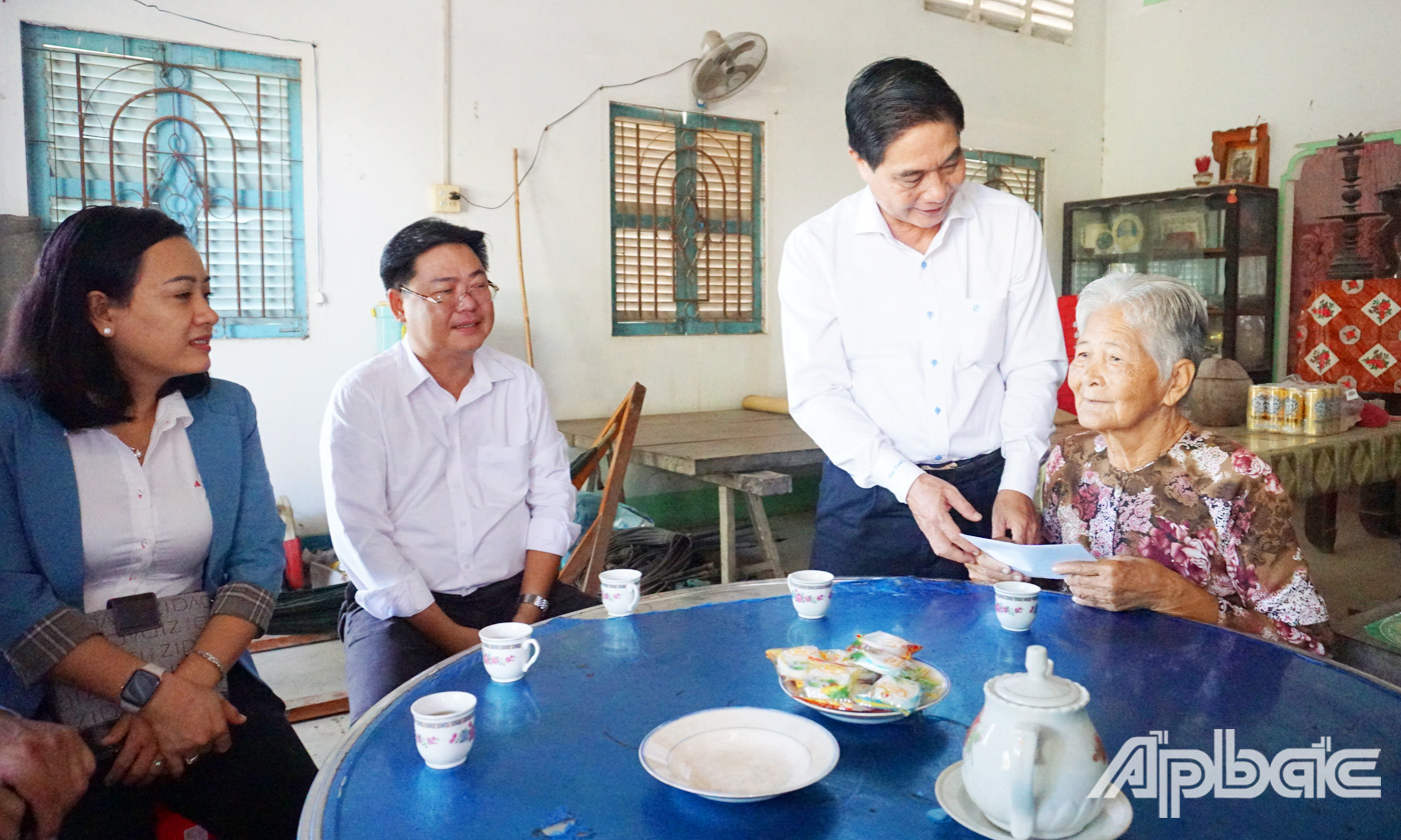 Đoàn đã đến thăm, tặng quà cho bà Nguyễn Thị Ru (Vợ liệt sĩ), ngụ ấp Phú Nhuận, xã Phú Mỹ