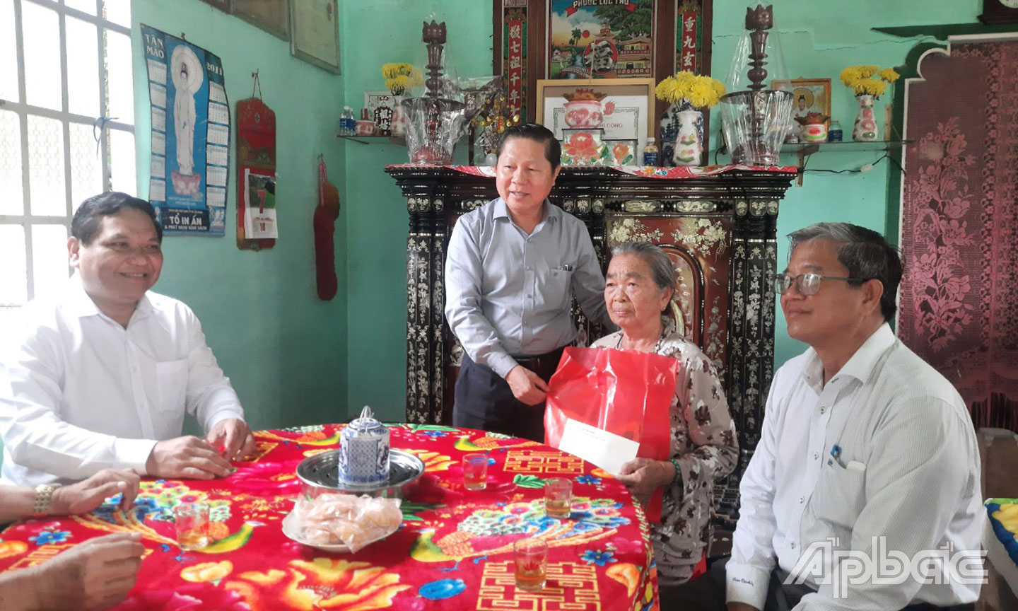 Ông Lê Tấn Dũng - Thứ Trưởng Bộ LĐTB&XH thăm gia đình bà Đặng Thị Điểm, ngụ khu phố Bình Trị, thị trấn Bình Phú, huyện Cai Lậy.