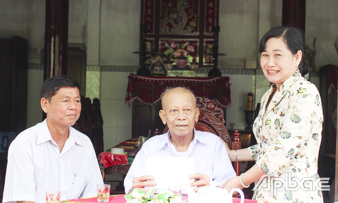 ùng các thành viên trong đoàn đến thăm, tặng quà