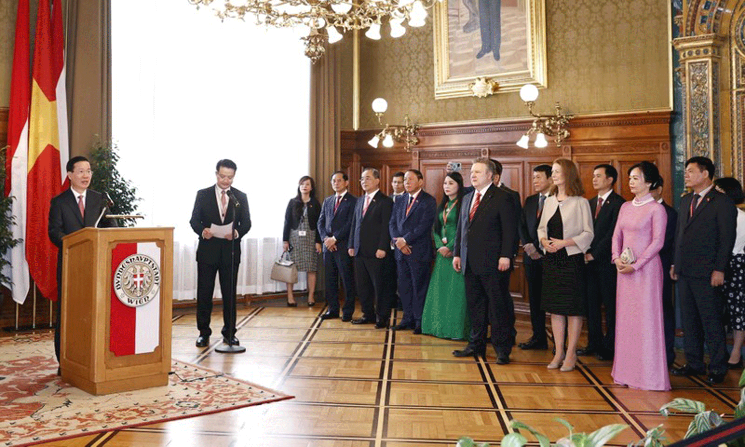 President Vo Van Thuong (first from left) speaks at the meeting. (Photo: VNA).