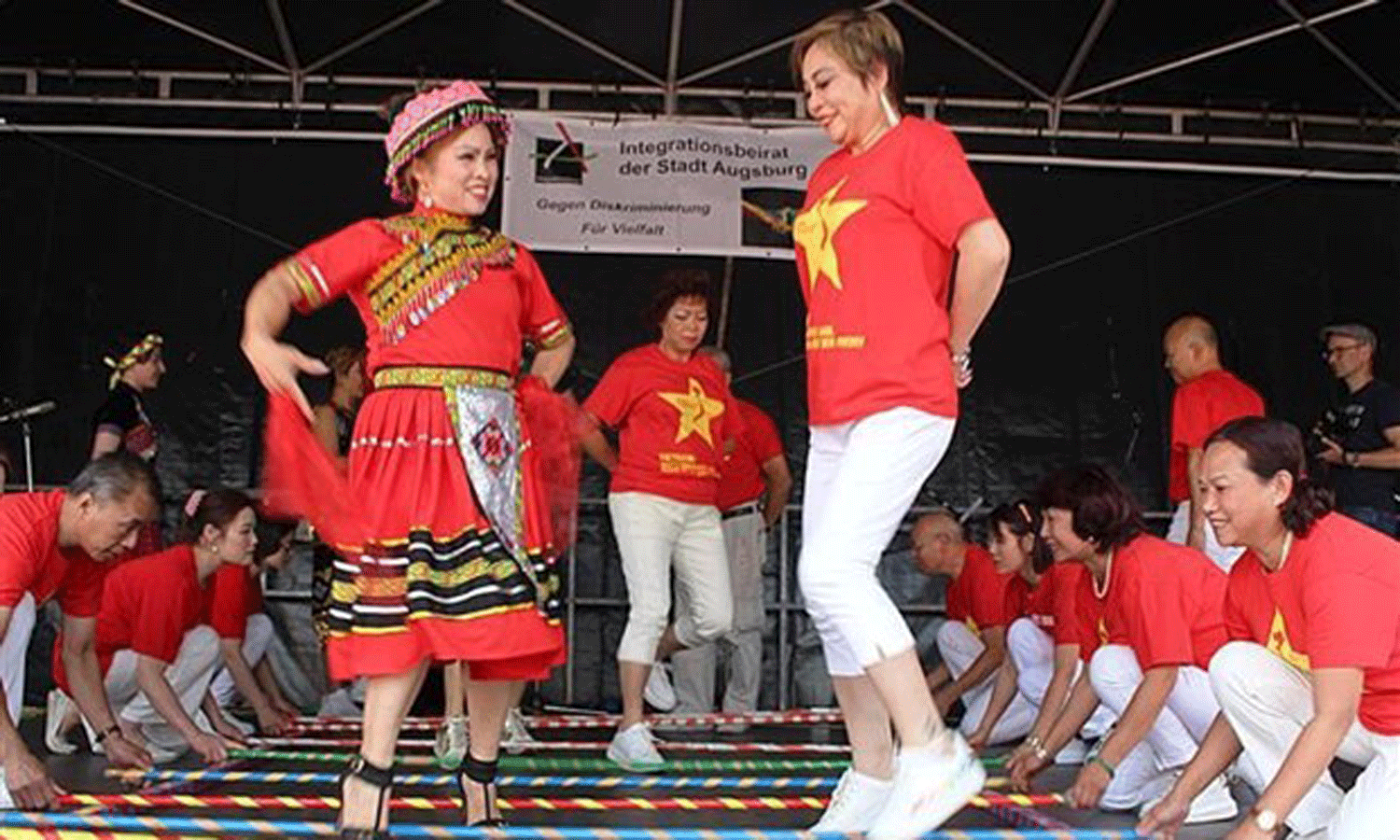 ABO/NDO- Huong Viet, an online magazine of Vietnamese people in Germany, and the local Vietnamese community introduced the homeland’s culture to German and international visitors at the summer festival Sommerfest in the state of Bayern on July 22.