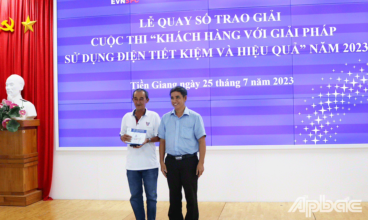 Khách hàng đạt giải Nhất cuộc thi “Khách hàng với giải pháp sử dụng điện tiết kiệm và hiệu quả”