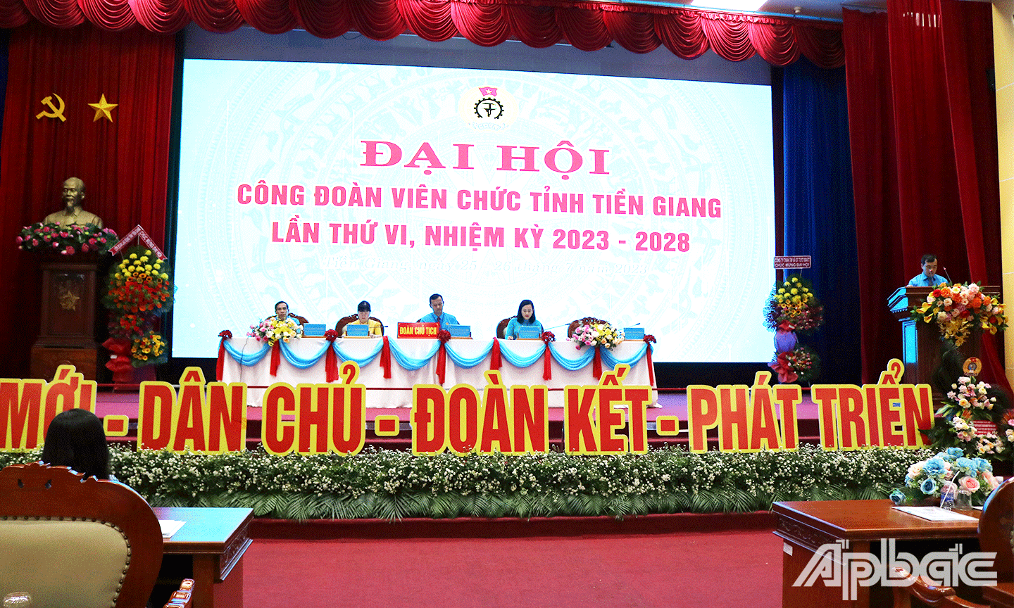 Đoàn Chủ tịch Đại hội.