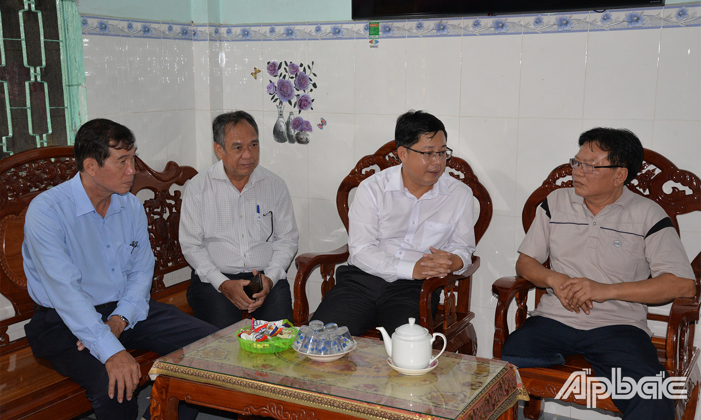 Đồng chí Trần Thanh Nguyên cùng các thành viên trong đoàn đến thăm, tặng quà gia đình 