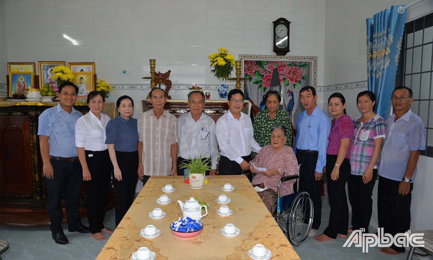 Đồng chí Trần Thanh Nguyên cùng các thành viên trong đoàn đến thăm hỏi sức khỏe, tặng quà Mẹ Việt Nam anh hùng Nguyễn Thị Thơm, tại ấp Hòa Thạnh, xã Bình Tân, huyện Gò Công Tây