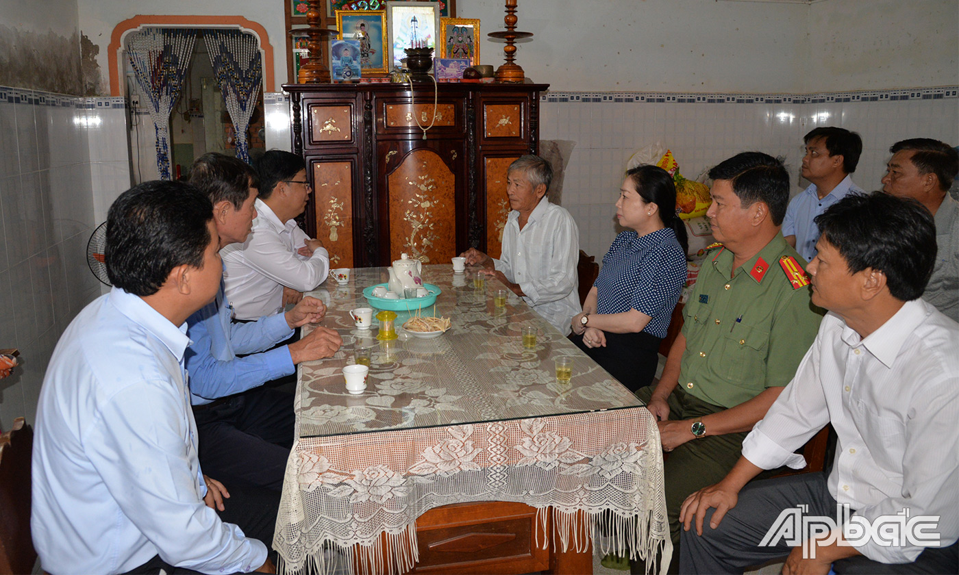 Đồng chí Trần Thanh Nguyên cùng các thành viên trong đoàn đến thăm hỏi sức khỏe, tặng quà bà Nguyễn Thị Mười (Mẹ liệt sĩ), tại xã Long Bình, huyện Gò Công Tây