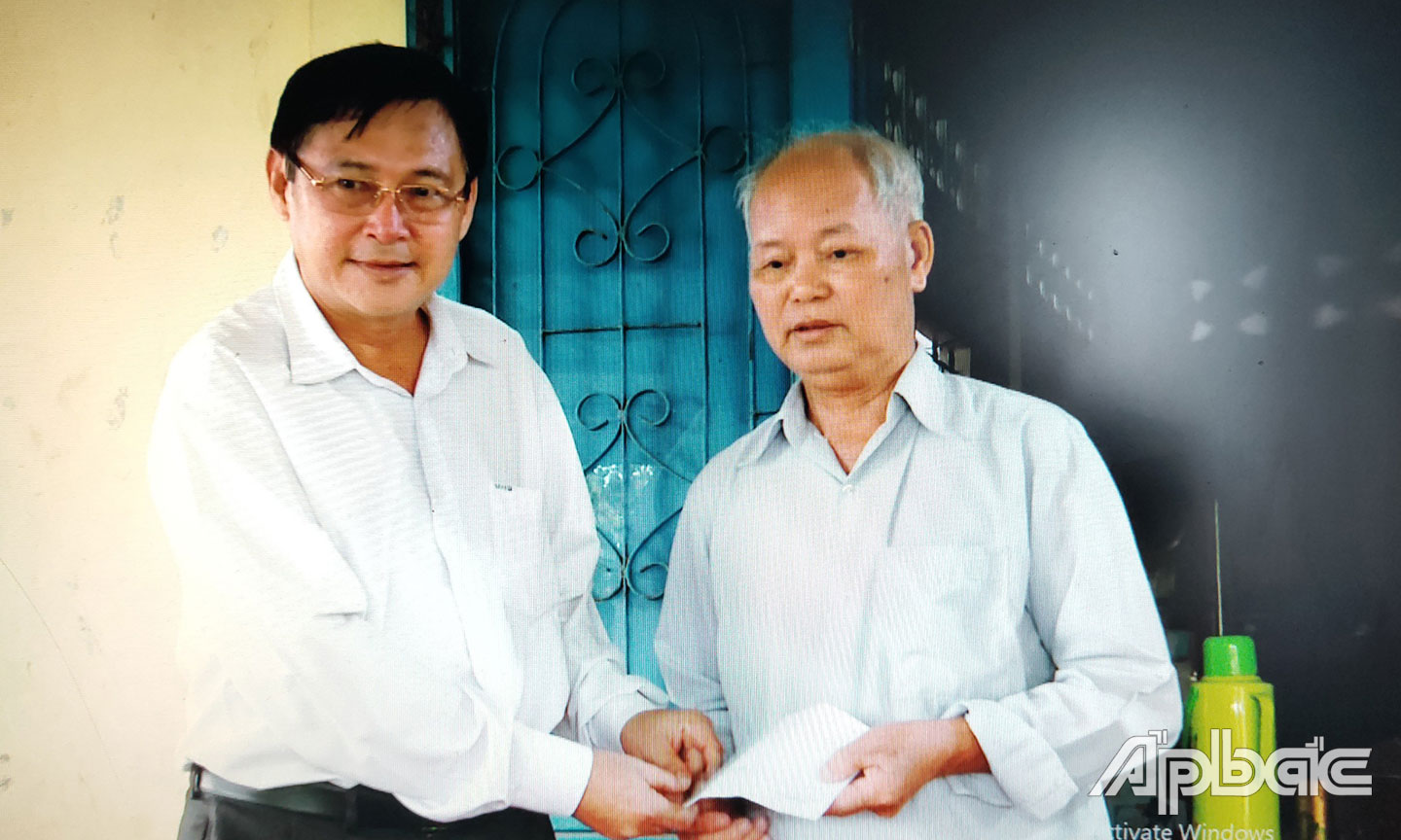Thăm và tặng quà gia đình ông Nguyễn Văn Thinh.