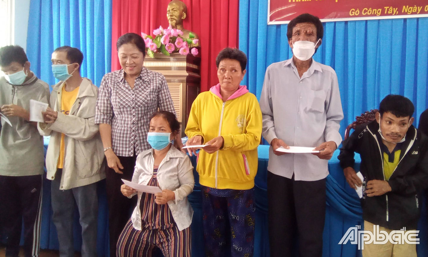 Lãnh đạo Hội NNCĐDC tỉnh thăm và tặng quà cho NNCĐDC huyện Gò Công Tây.