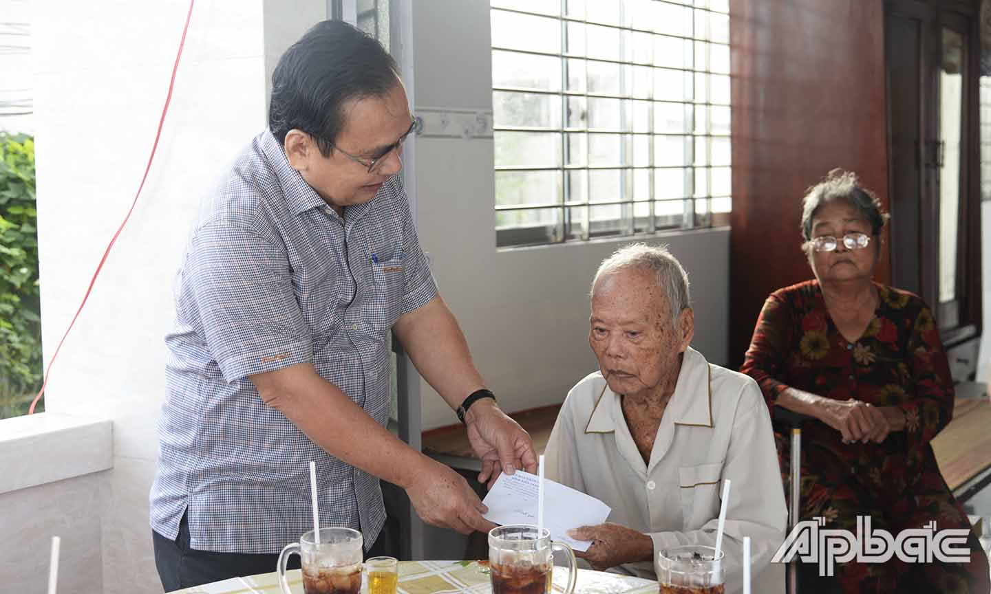 Đồng chí Võ Văn Bình đến thăm, tặng quà gia đình ông Nguyễn Văn Đẹt là cha liệt sĩ ở ấp An Ninh, xã Đông Hòa Hiệp.
