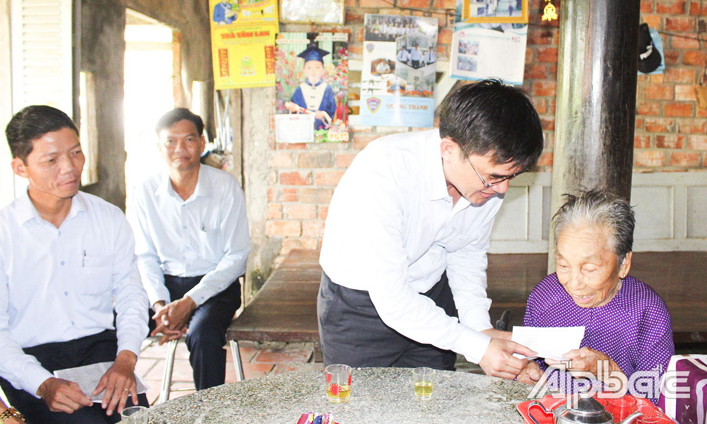 Đồng chí Nguyễn Văn Mười cùng các thành viên trong đoàn đã đến thăm, tặng quà gia đình bà Huỳnh Thị Sáng (mẹ, vợ liệt sĩ) ấp 2, xã Thạnh Lộc. 