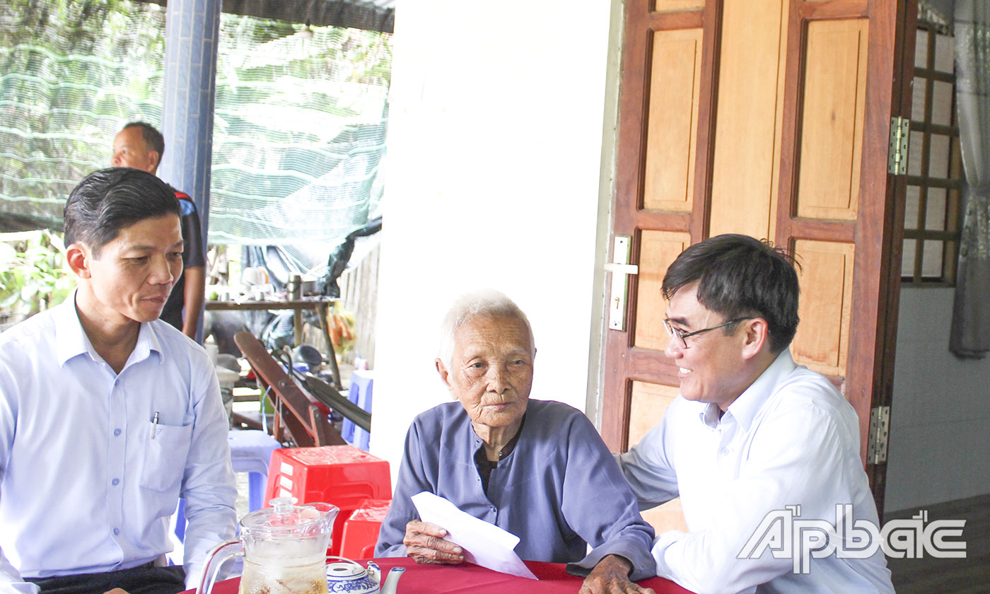 Đồng chí Nguyễn Văn Mười cùng các thành viên trong đoàn đã đến thăm, tặng quà gia đình bà Huỳnh Thị Sáng (mẹ, vợ liệt sĩ) ấp 2, xã Thạnh Lộc. 
