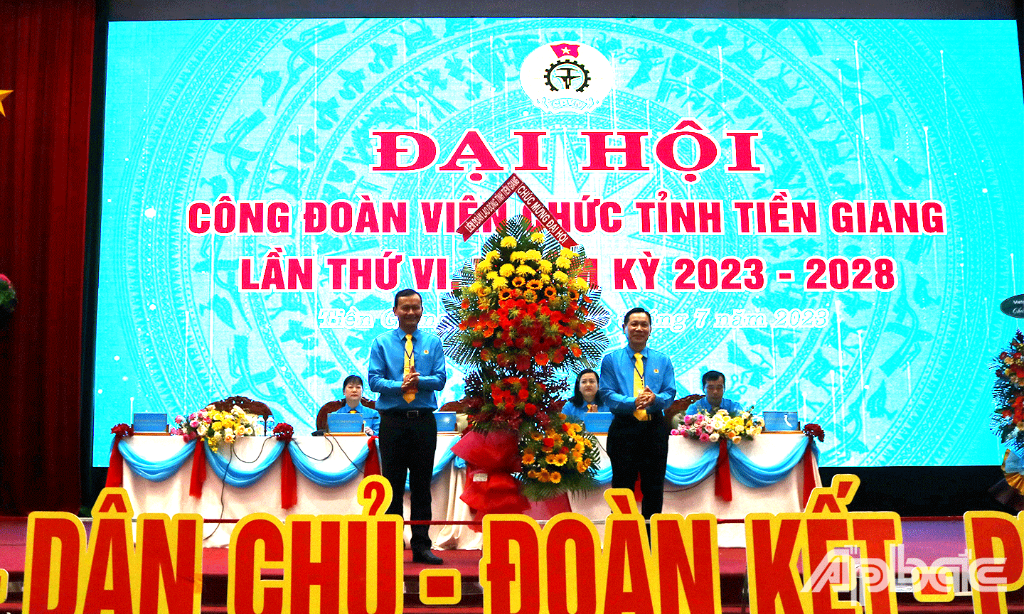 Đồng chí Lê Minh Hùng Chủ tịch Liên đoàn Lao động tỉnh Tiền Giang tặng hoa chúc mừng Đại hội