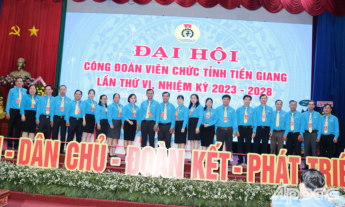 Đoàn đại biểu dự Đại hội XI CĐ Tiền Giang ra mắt Đại hội