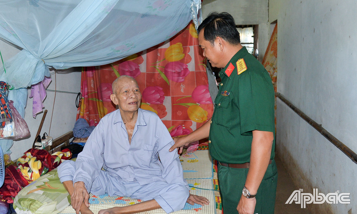 Đại tá Phạm Văn Thanh thăm, tặng quà ông Nguyễn Văn Sáu (Cha liệt sĩ), ngụ ấp Giồng Keo, xã Phú Thạnh.