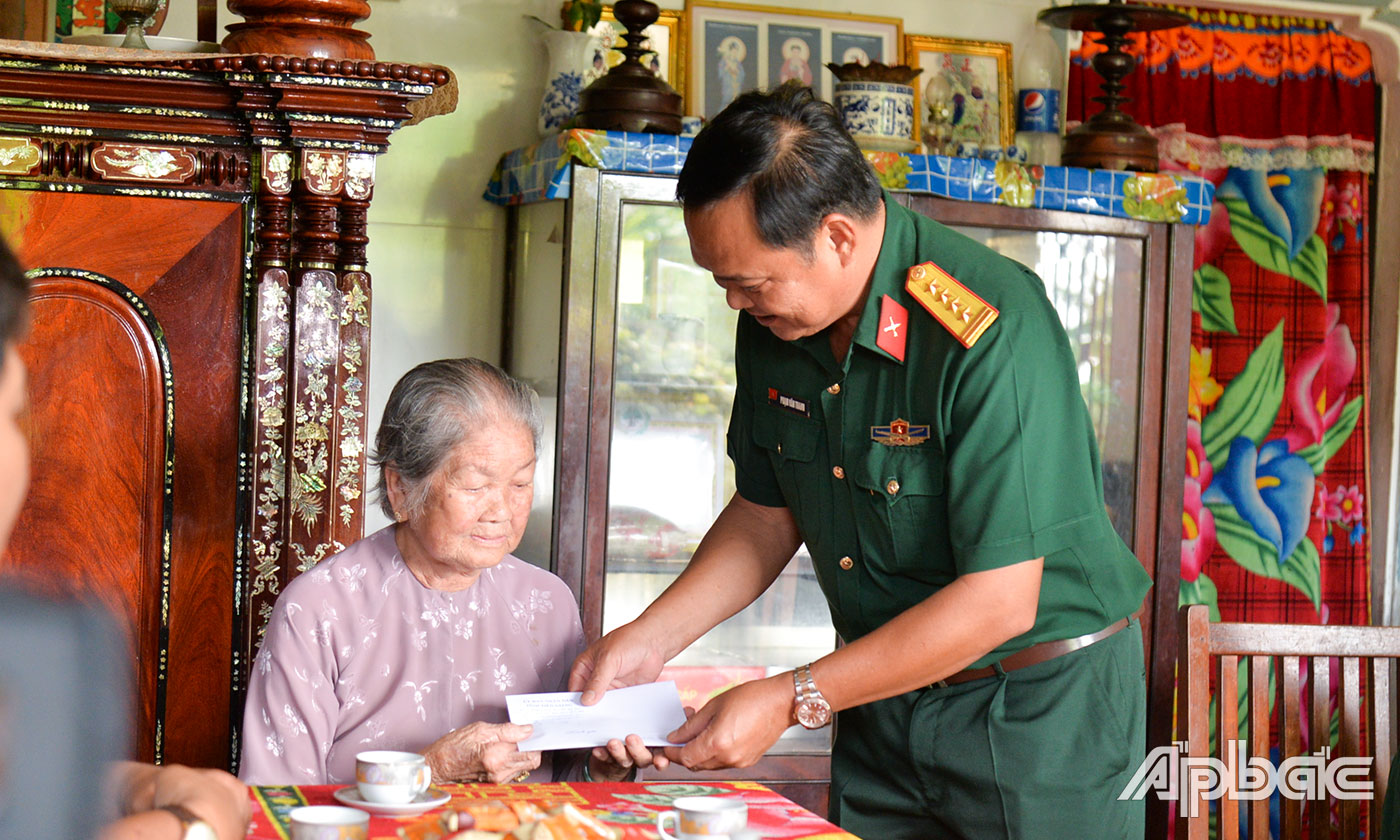 Đại tá Phạm Văn Thanh thăm, tặng quà bà Nguyễn Thị Sòi (vợ liệt sĩ) ngụ ấp Cả Thu 2, xã Phú Thạnh.