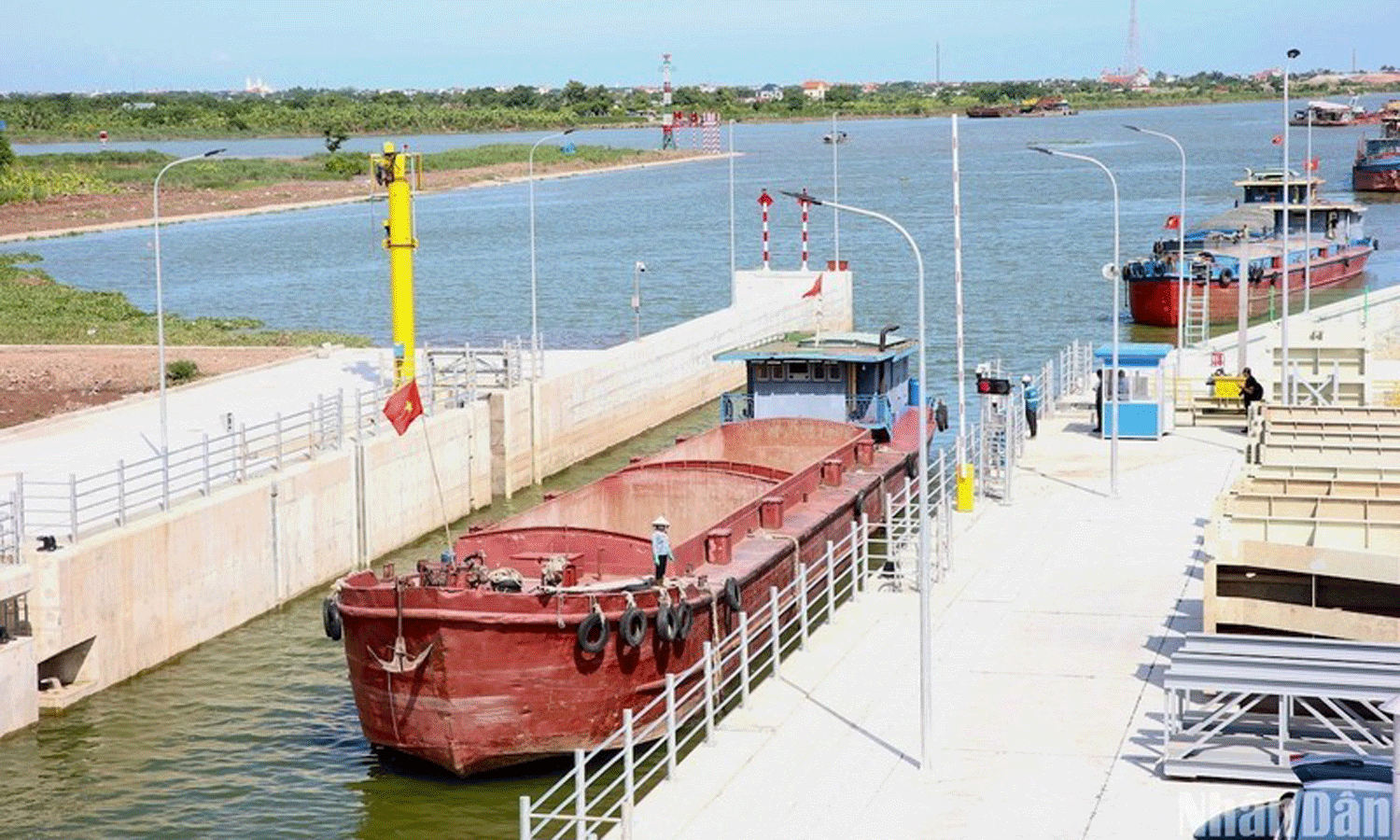 A cargo ship travels from the Ninh Co River to the Day River through the Nghia Hung Canal.