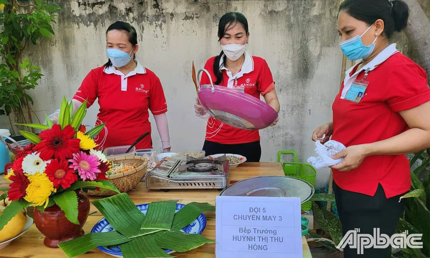 Công đoàn cơ sở Chi nhánh nhà máy Sakos Tiền Giang – Công ty TNHH Sakos (huyện Gò Công Tây) còn tổ chức Hội thi làm bánh xèo