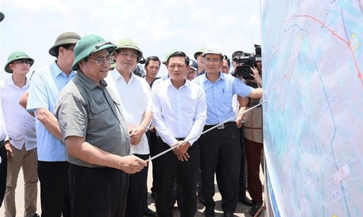 Prime Minister Pham Minh Chinh examines the construction progress of the East-West road project in Ninh Binh province. (Photo: VNA).