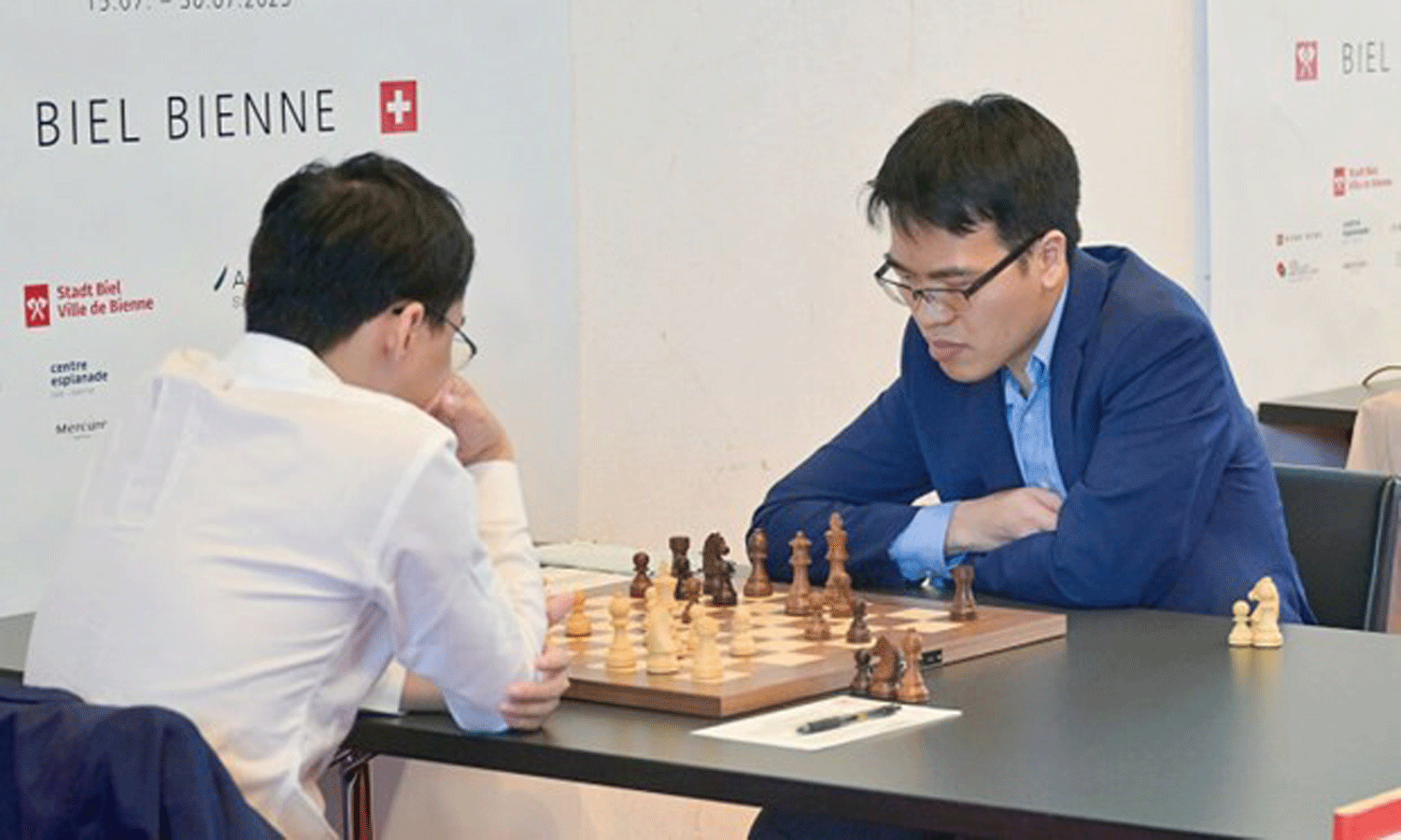 Le Quang Liem (right) at a game in Biel Grandmaster Triathlon in Switzerland on July 24 (Photo:bielchessfestival.ch).