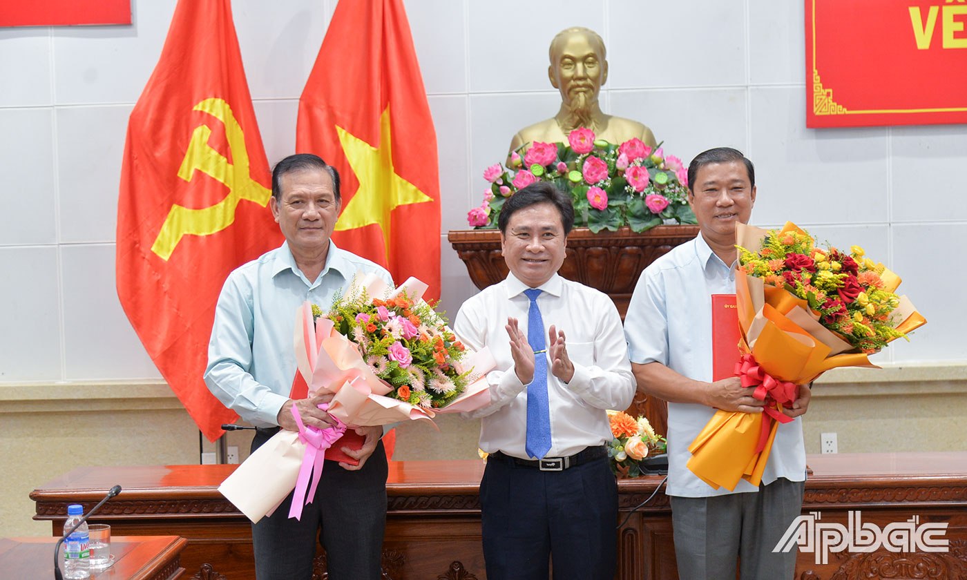 Đồng chí Trần Văn Dũng trao Quyết định nghỉ hưu để hưởng chế độ bảo hiểm xã hội cho 2 đồng chí: Võ Tấn Hiền, Giám đốc Sở Nội vụ; Dương Văn Bon, Giám đốc Sở Khoa học và Công nghệ.