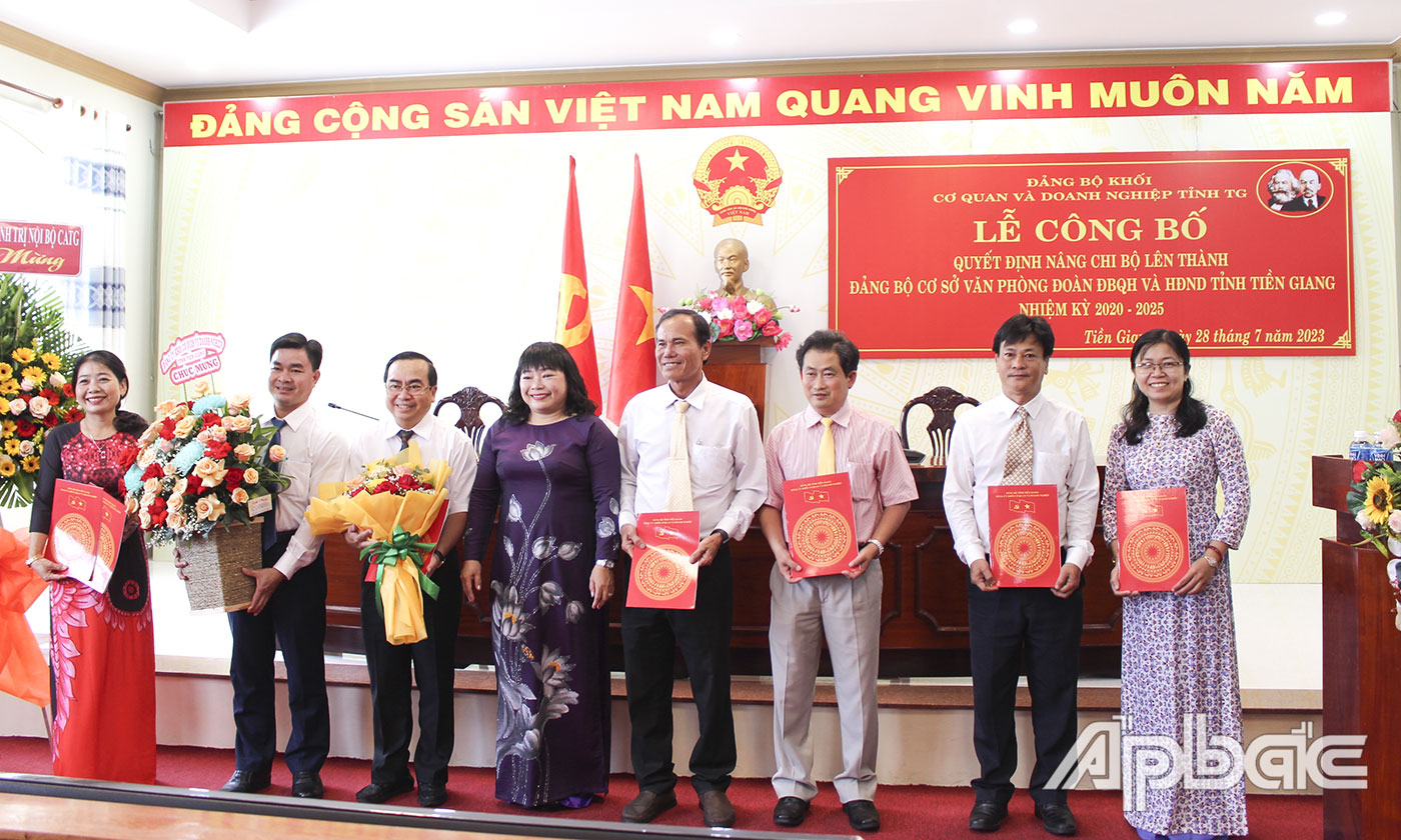 Ra mắt Ban Chấp hành Đảng ủy cơ sở Văn phòng Đoàn ĐBQH và HĐND tỉnh. 