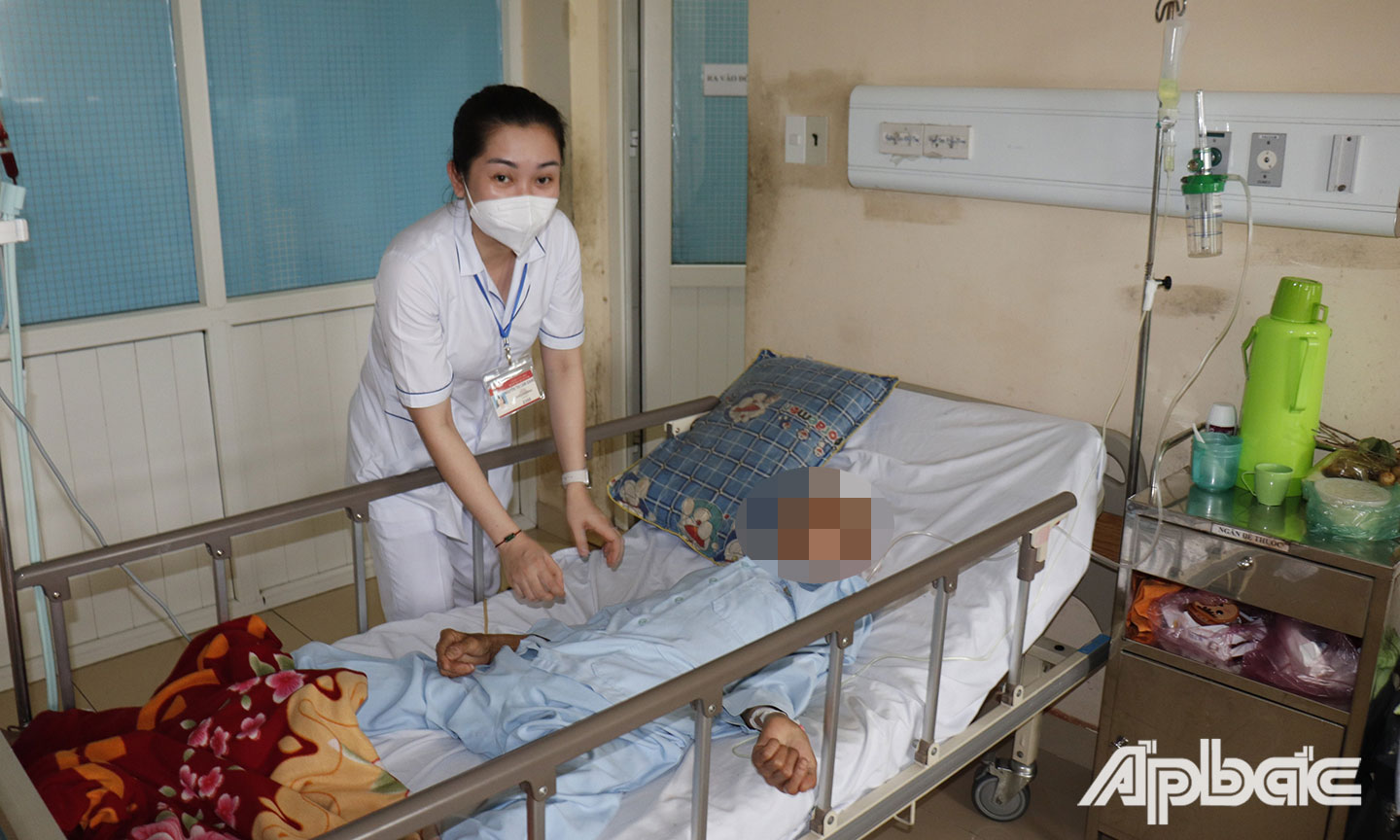Bệnh nhân Trần Văn N. sau 1 ngày mổ tỉnh, tiếp xúc tốt, đang trong quá trình hồi phục sau mổ