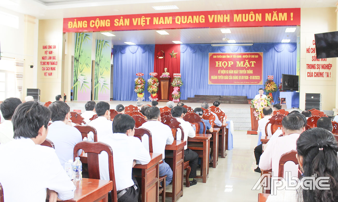 Quang cảnh buổi họp mặt.