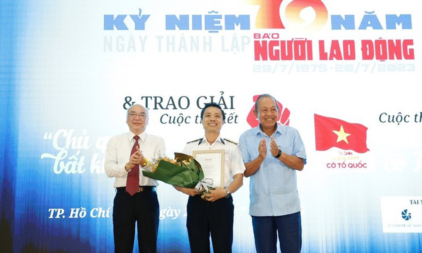 Hoang Long from Ba Ria – Vung Tau province wins first prize of the writing contest (Photo: plo.vn).