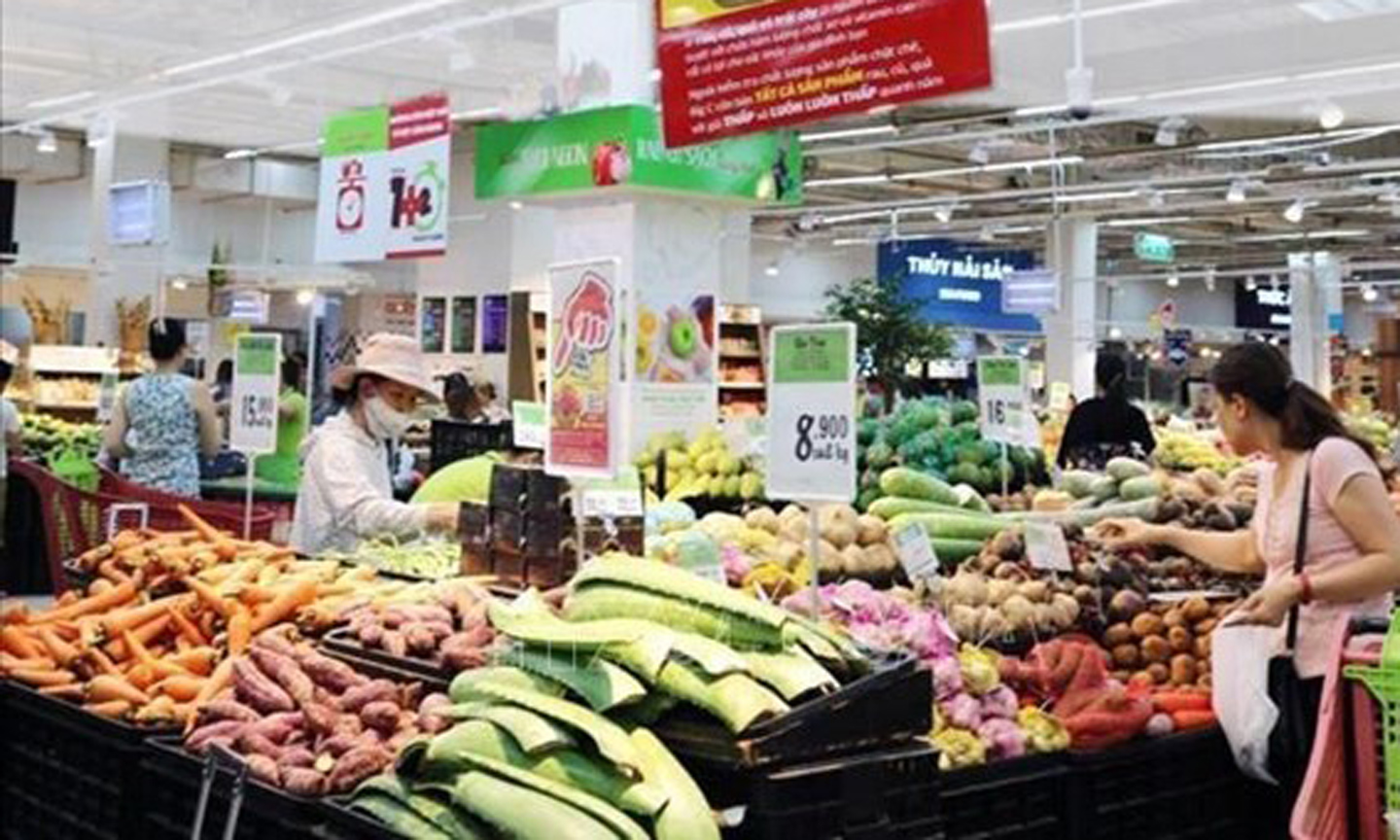 The national consumer price index (CPI) in July grew by 0.45% month-on-month due to higher prices of food, foodstuff and electricity. (Photo: VNA).