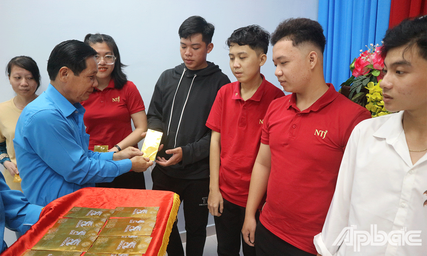 Chủ tịch LĐLĐ tỉnh Tiền Giang Lê Minh Hùng tặng quà cho đoàn viên, CNLĐ khó khăn dịp Tết Nguyên đán 2023