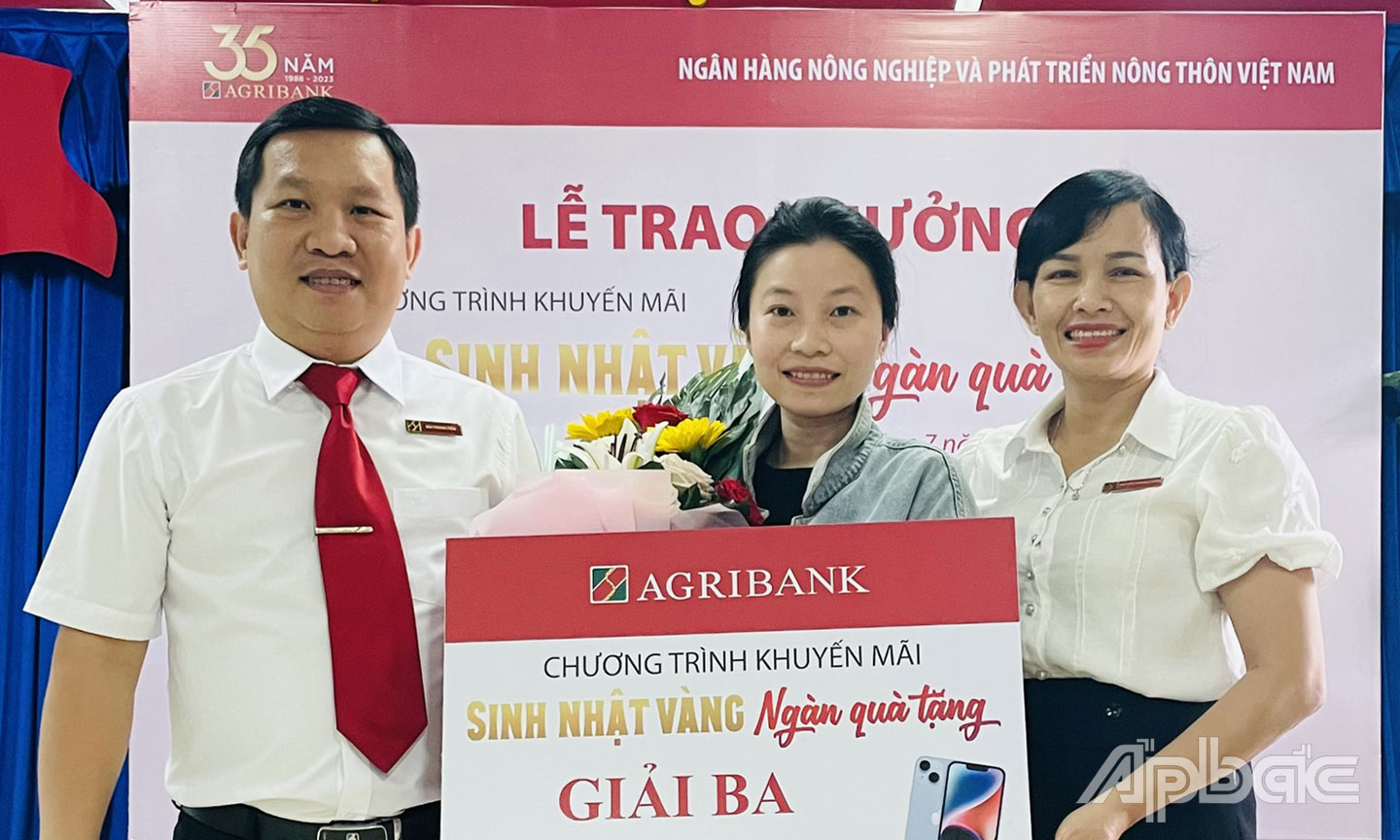 Ban Giám đốc Agribank huyện Gò Công Tây chúc mừng khách hàng may mắn nhất của tỉnh Tiền Giang.