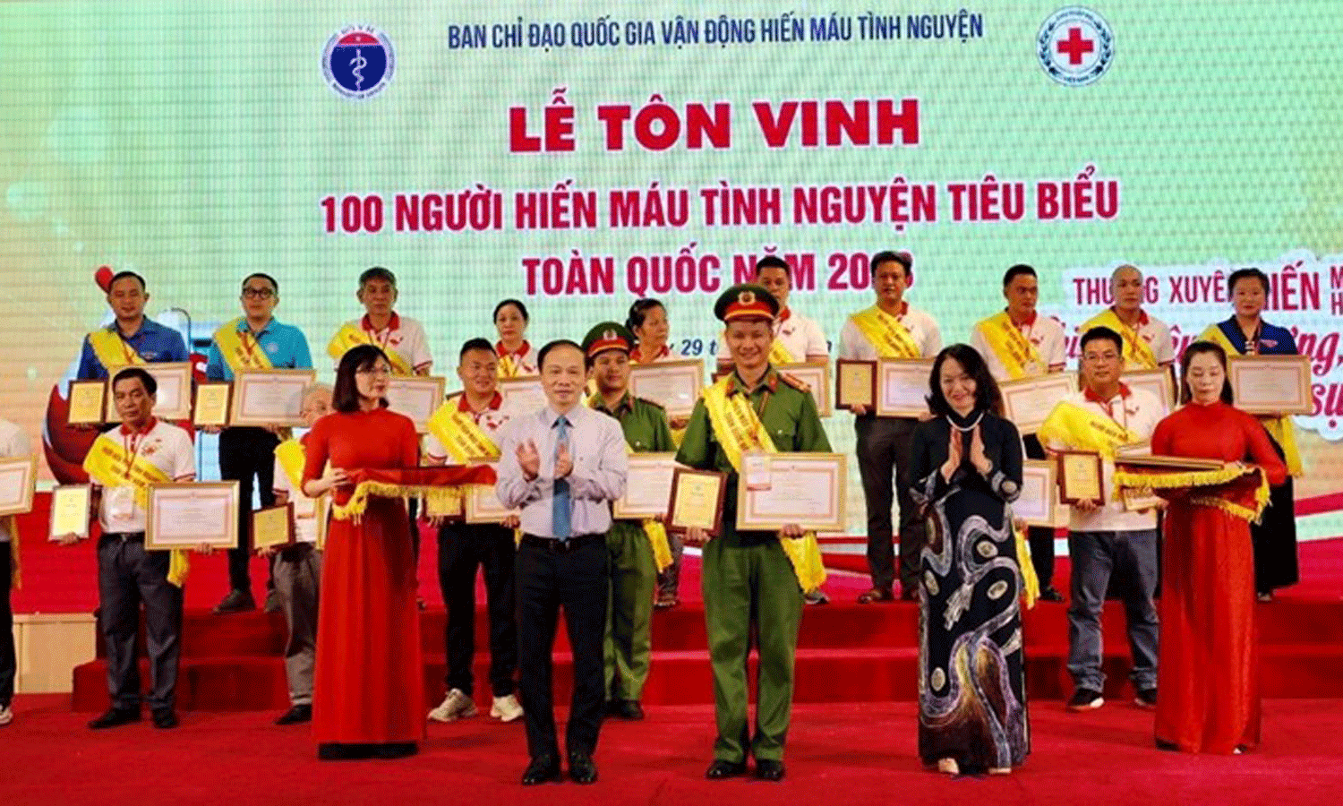 Exemplary voluntary blood donors honoured at the ceremony (Photo: DT).