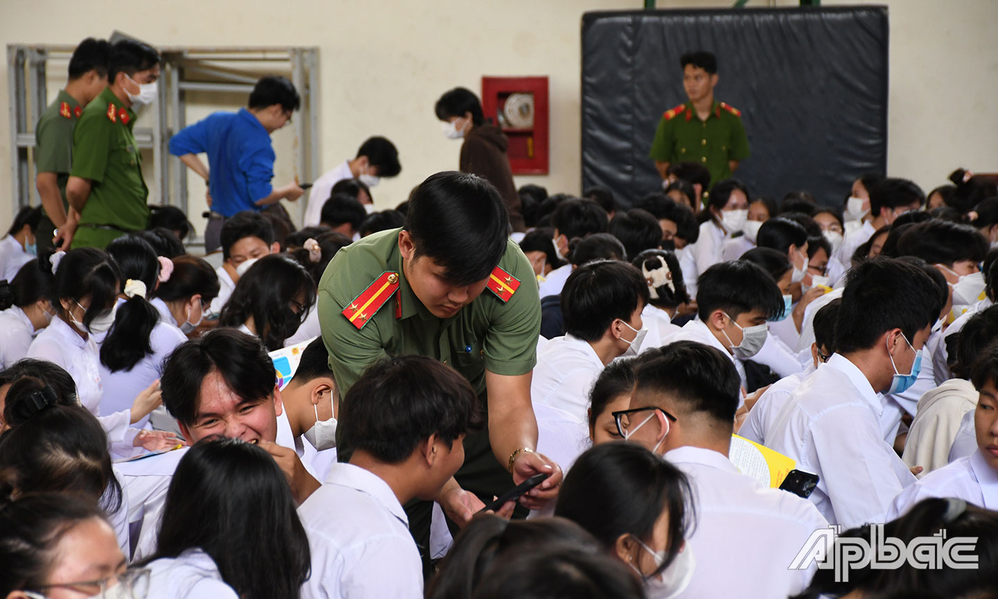 Cán bộ, chiến sĩ Công an tỉnh Tiền Giang thực hiện Mô hình “Tuyên truyền, hỗ trợ, hướng dẫn người dân cài đặt và kích hoạt tài khoản định danh điện tử VNeID. 						         Ảnh: Trọng Tín