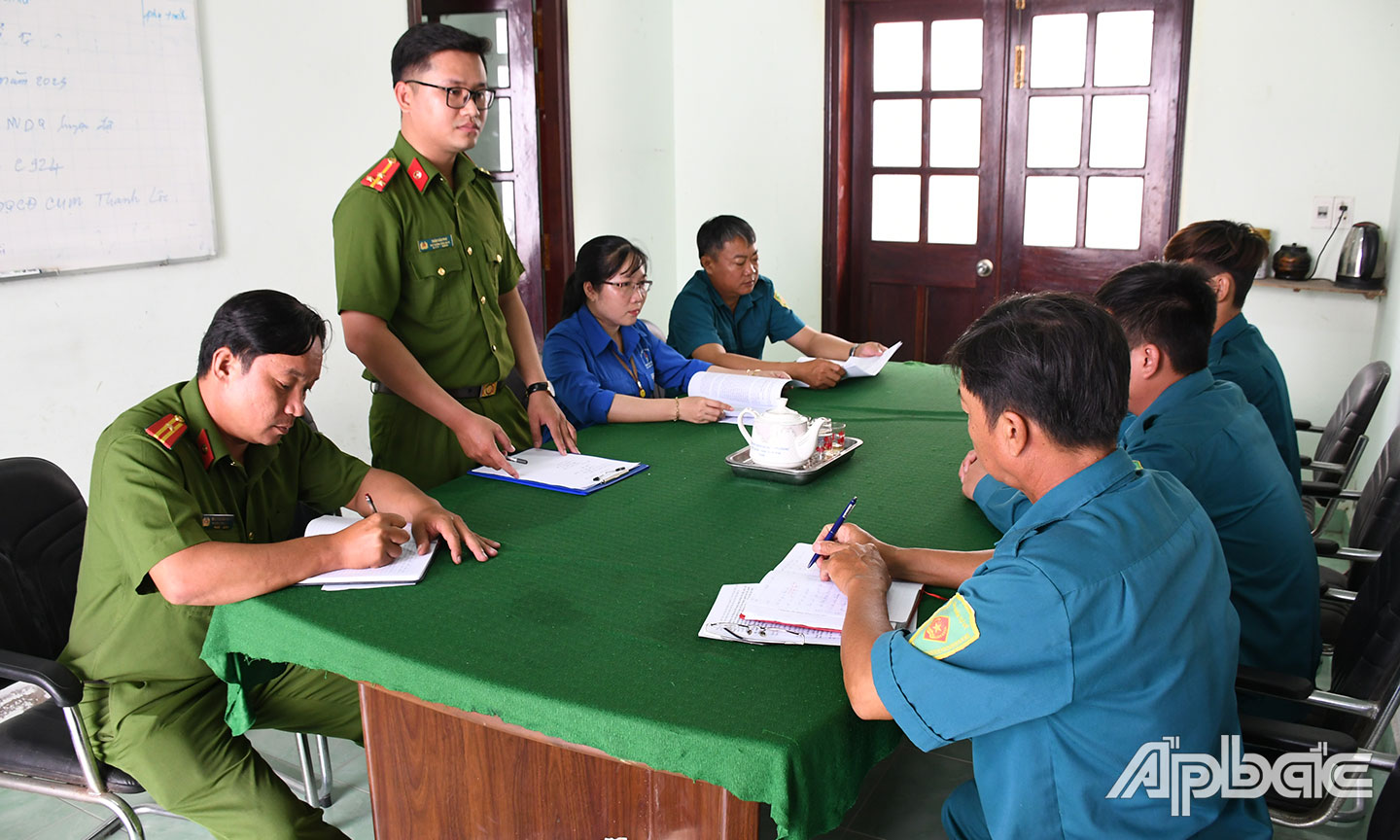 Thượng úy Trần Văn Phơ triển khai kế hoạch phối hợp với Quân sự  xã Mỹ Thành Bắc trong thực hiện nhiệm vụ gìn giữ ANTT. 