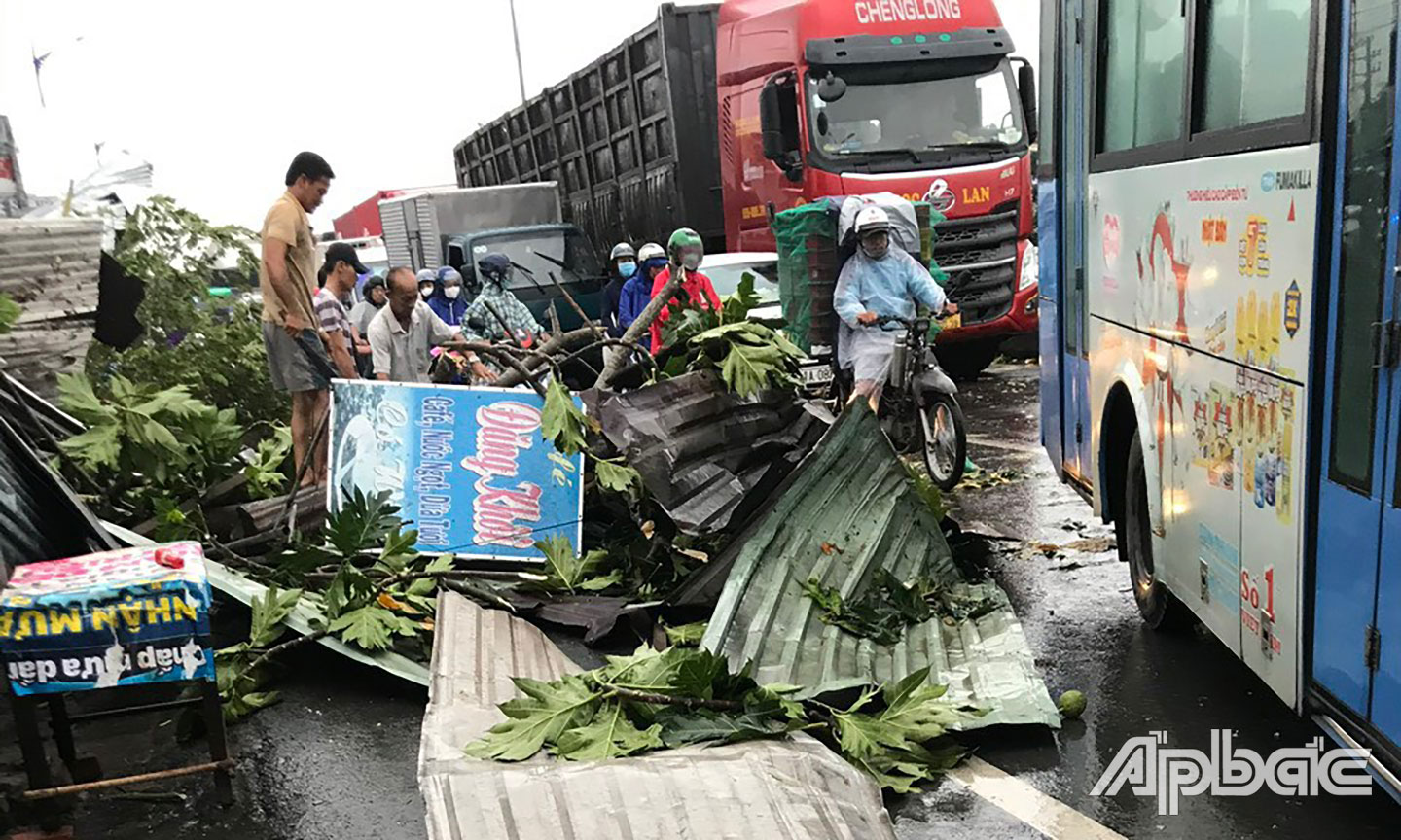 Dông lốc xảy ra tại xã An Cư.