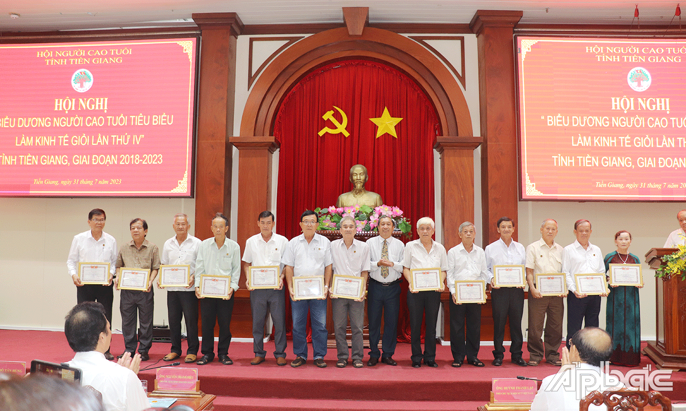 Đồng chí Nguyễn Ngọc Minh, Chủ tịch Hội Người Cao tuổi tỉnh Tiền Giang trao tặng Giấy chứng nhận đạt tiêu chuẩn NCT làm kinh tế giỏi cấp tỉnh.
