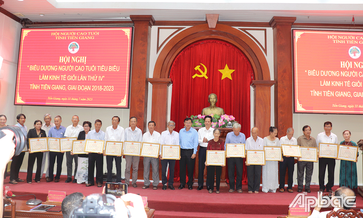 Đồng chí Nguyễn Thành Diệu, Tỉnh ủy viên, Phó Chủ tịch UBND tỉnh Tiền Giang trao tặng Bằng khen cho Hội viên NCT đạt thành tích tiêu biểu làm kinh tế giỏi cấp tỉnh, giai đoạn 2018 - 2023