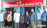 Nguyên Phó Chủ tịch nước Trương Mỹ Hoa dự bàn giao nhà đại đoàn kết cho 2 hộ khó khăn ở xã Bình Ân
