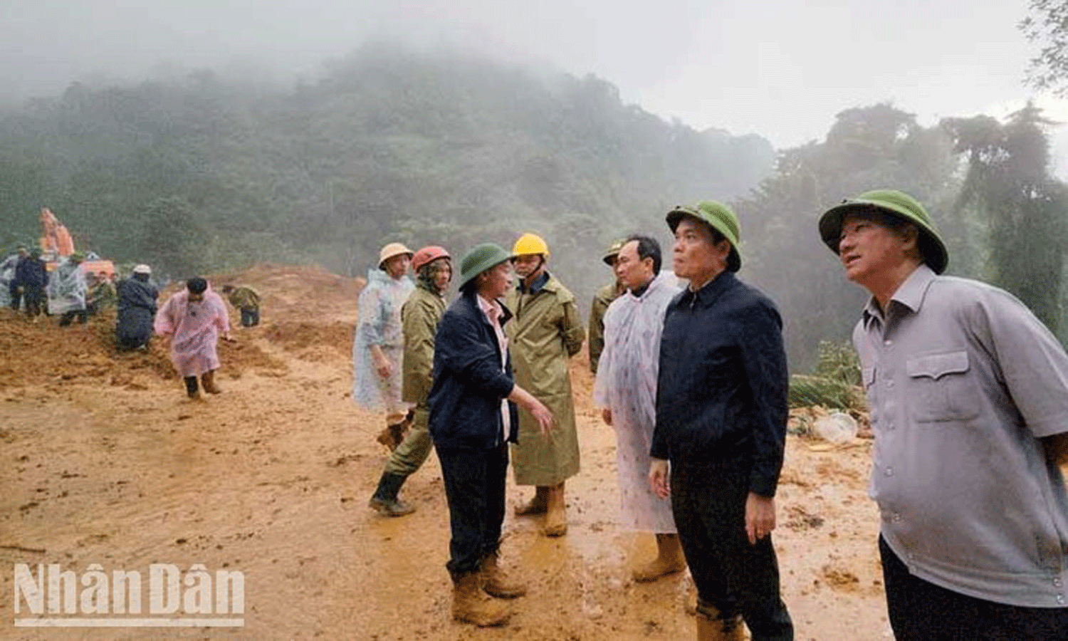 Deputy PM Tran Luu Quang (second from right) at the scene of the landslide in Lam Dong Province.