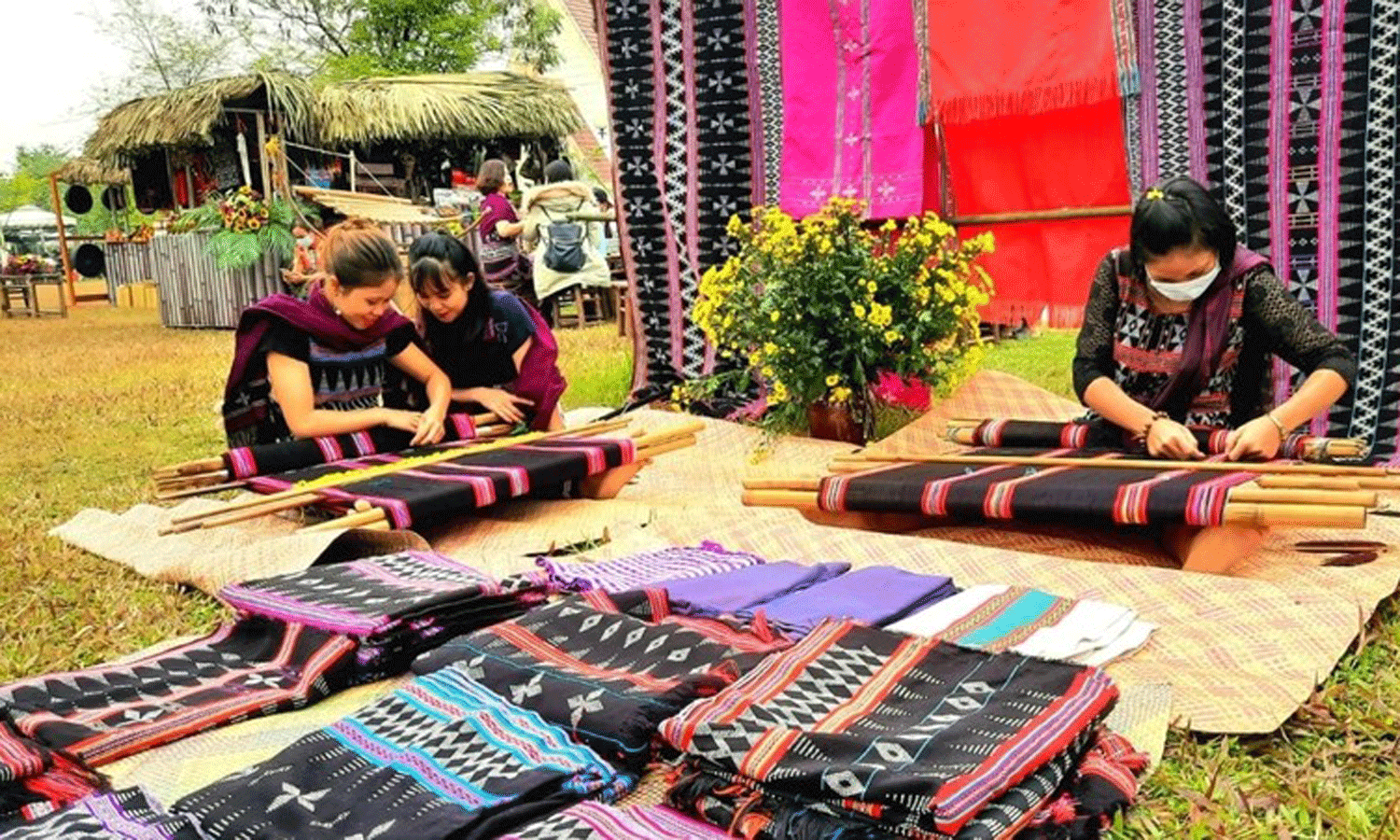 Ethnic women practice brocade weaving in the Vietnam National Village for Ethnic Culture and Tourism (Photo: VOV).