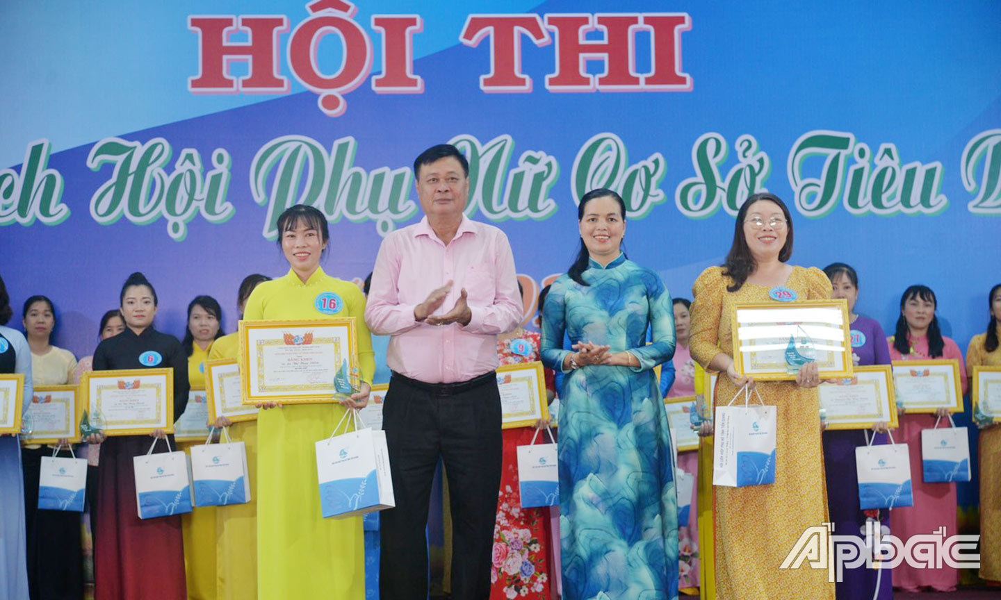 Chị Diễm (bên trái, hàng đầu) đoạt giải Nhất - Hội thi “Chủ tịch Hội Phụ nữ cơ sở tiêu biểu” tỉnh Tiền Giang năm 2023.