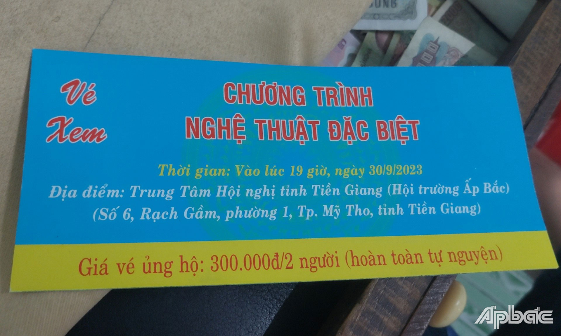 Vé xem chương trình biểu diễn nghệ thuật được người đàn ông bán cho người dân.