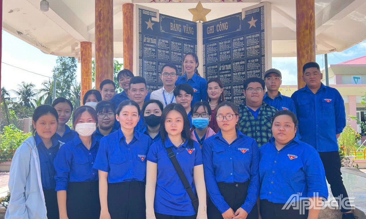 Sinh viên Trường Đại học Tiền Giang dọn vệ sinh tại Nhà bia ghi danh  Liệt sĩ tại huyện Tân Phú Đông.