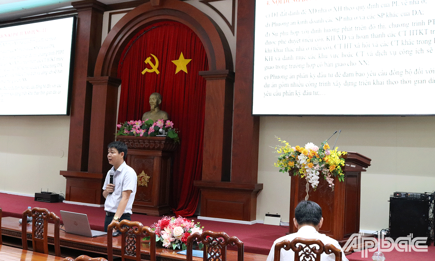 Đại diện Trường Đại học Kinh tế TP. Hồ Chí Minh trình bày về các nội dung tại Hội nghị tập huấn