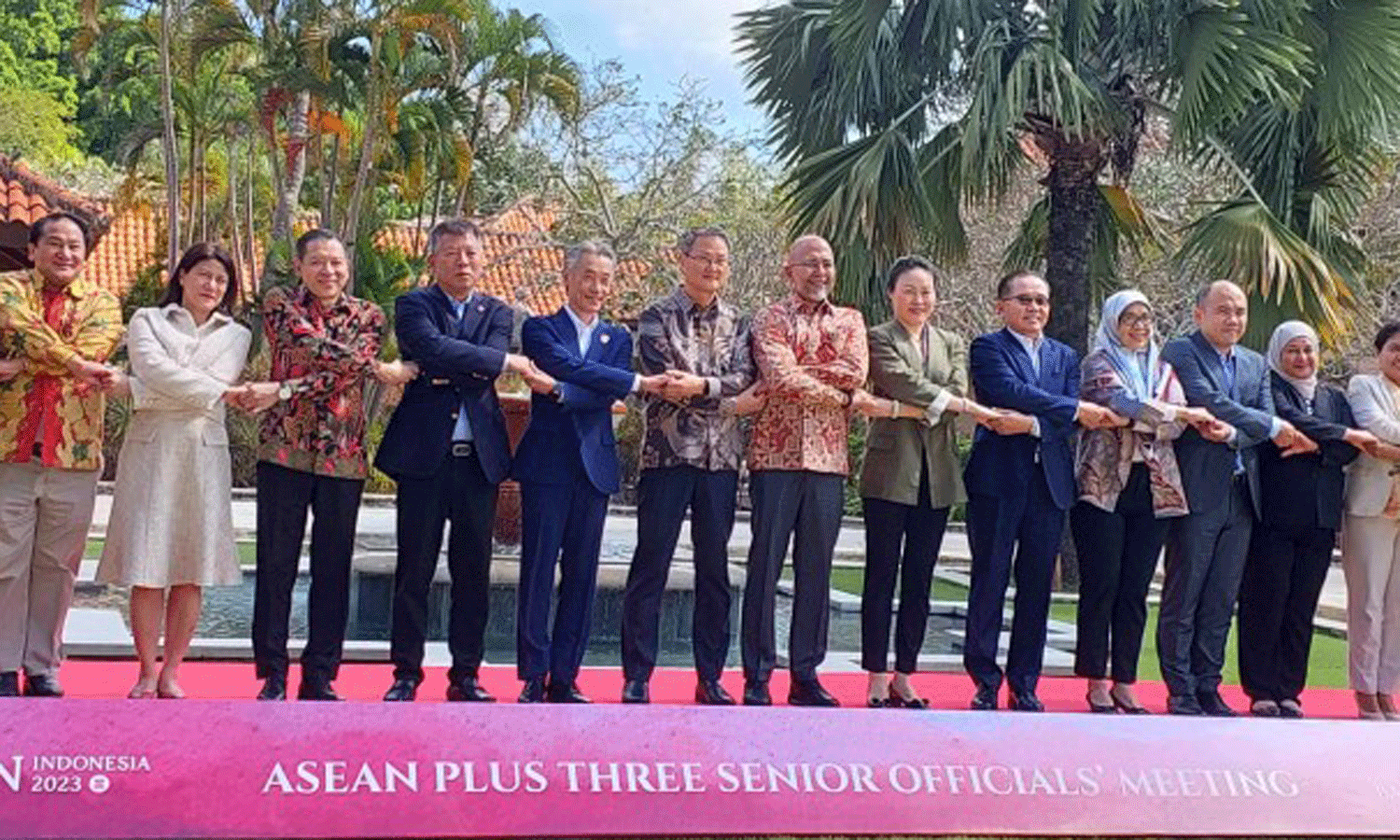 Ambassador Vu Ho, head of SOM ASEAN Vietnam (fifth from the left) and other senior ofificials at the event. (Photo: VNA).