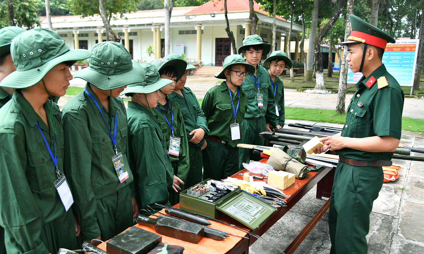 Hướng dẫn học viên tham quan mô hình học cụ phục vụ cho công tác huấn luyện.