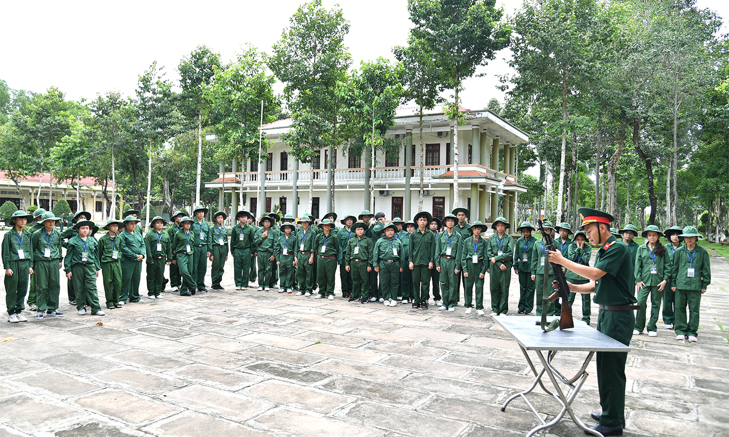 Huấn luyện kỹ thuật tháo lắp súng tiểu liên AK.