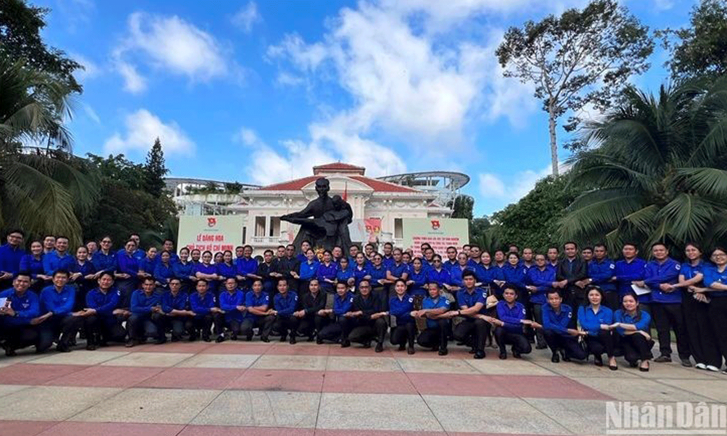 Youths from Ho Chi Minh City and three provinces and cities of Laos pose for a photo at the City Children’s House.